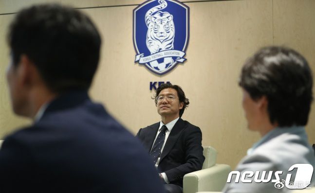 眼看伊藤雄彦郁闷无比，田中浩一急忙劝说：会长大人，其实您现在大可不必担心，我们与高桥家族不一样，高桥家族甚至不知道叶辰是谁，但我们起码知道叶辰的底细，知道他是现在小林制药的老板、人在中国金陵，退一万步说，哪怕最后要兵戎相见，咱们也能找到他，高桥家族就不一样了，他们可能连找都找不到。